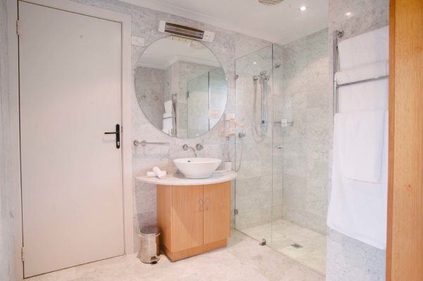 Petra Margaret River Queen Chalet 2 Bathroom